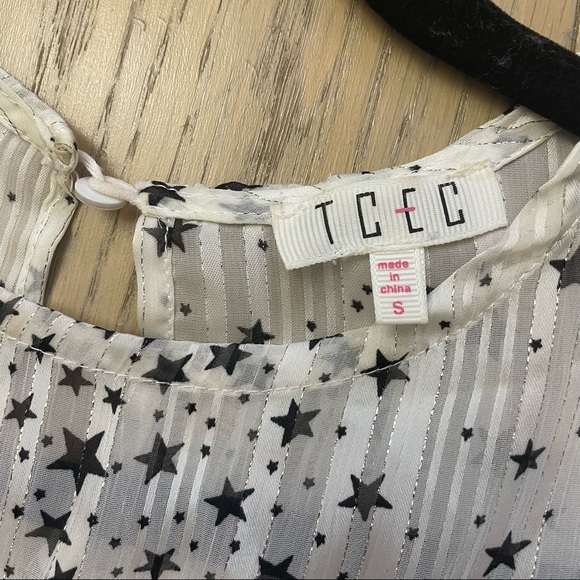 Vici Star Print Ruffle Blouse - Picture 5 of 5